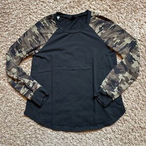 Women’s SHEIN Long Sleeved Tee; Black/Camo; Size S (4)